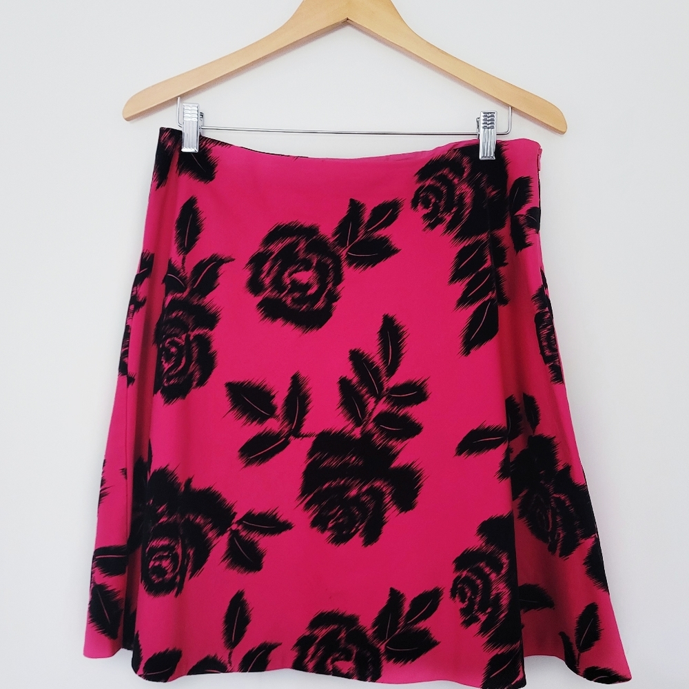 Trina Turk 💖 Vintage Pink and Black Floral Roses Skirt 💐 Size 8